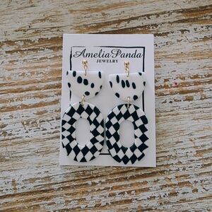 🏁 AmeliaPanda Black and White Geometric Earrings